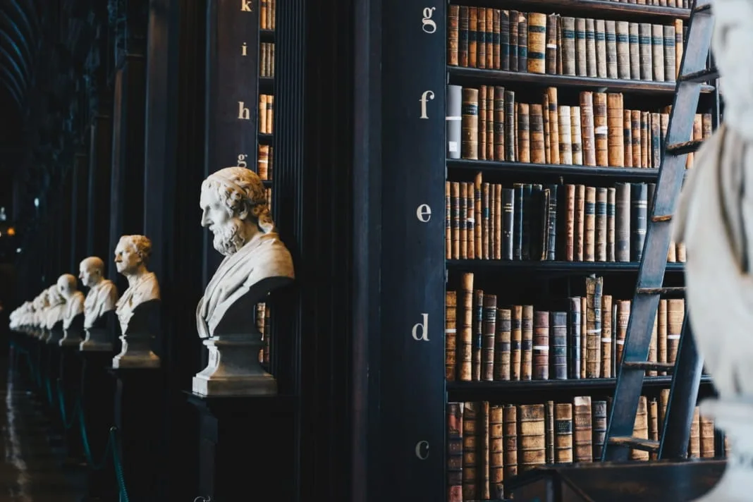 giammarco-boscaro-zeH-ljawHtg-unsplash (1) Bibliotheek met bustes van Filosofen
